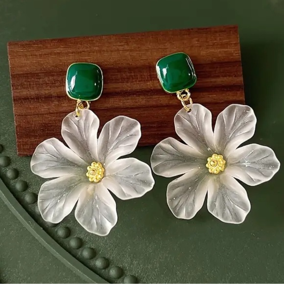 - 🌸Beautiful Emerald Green and Frosted White Acrylic Daisy Flower  Drop Ea… - Picture 1 of 12
